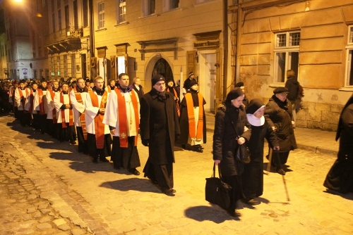 У Велику Середу вулицями Львова традиційно пройшла Хресна Дорога римо-католиків.(ФОТО) У Велику Середу вулицями Львова традиційно пройшла Хресна Дорога римо-католиків.(ФОТО)